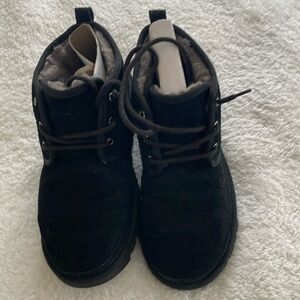 Ugg mens size 10 neumal boots, black with gray fur